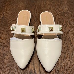 Women’s flats. Never worn. Still packaged. Size 8.5. True to size.